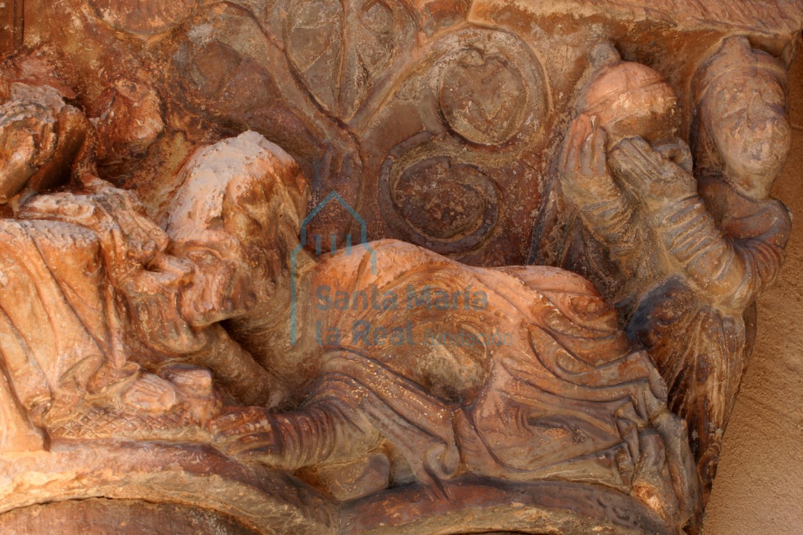 Detalle del capitel de la Epifanía de la portada de la galería