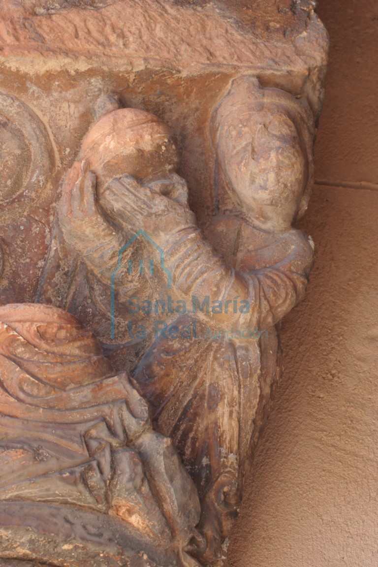 Detalle del capitel de la Epifanía de la portada de la galería