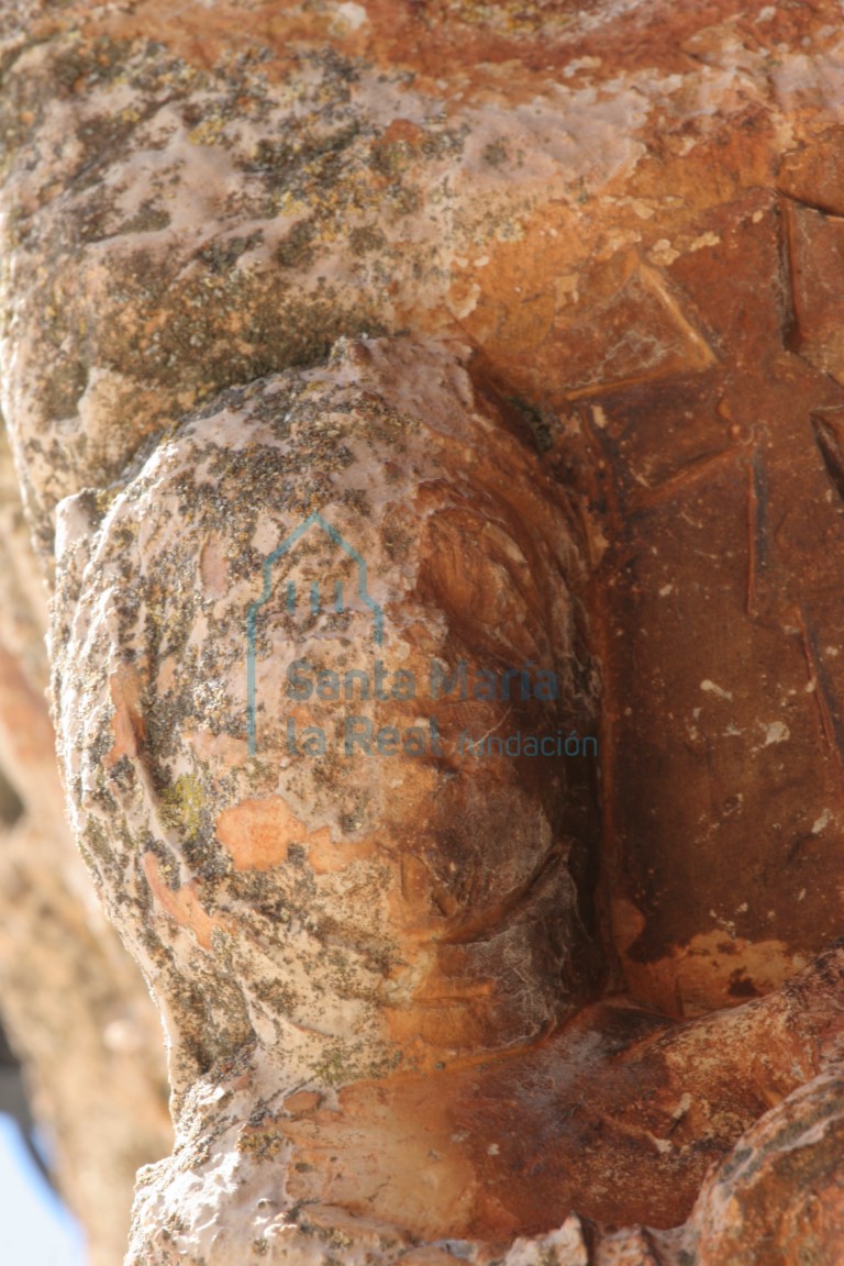 Detalle del capitel de la Epifanía de la portada de la galería