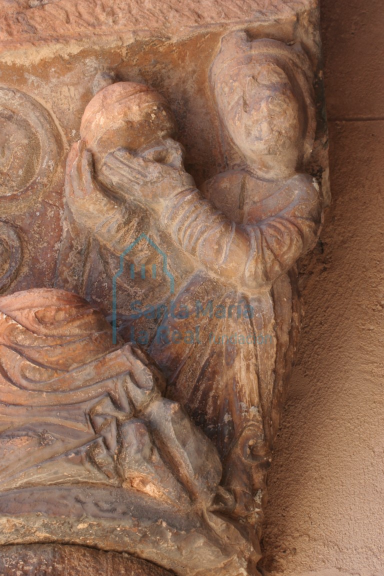 Detalle del capitel de la Epifanía de la portada de la galería
