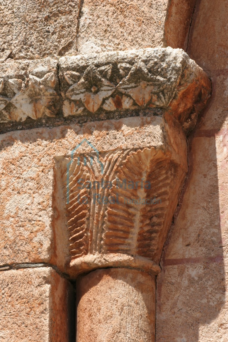 Capitel vegetal de la arquería desde el exterior
