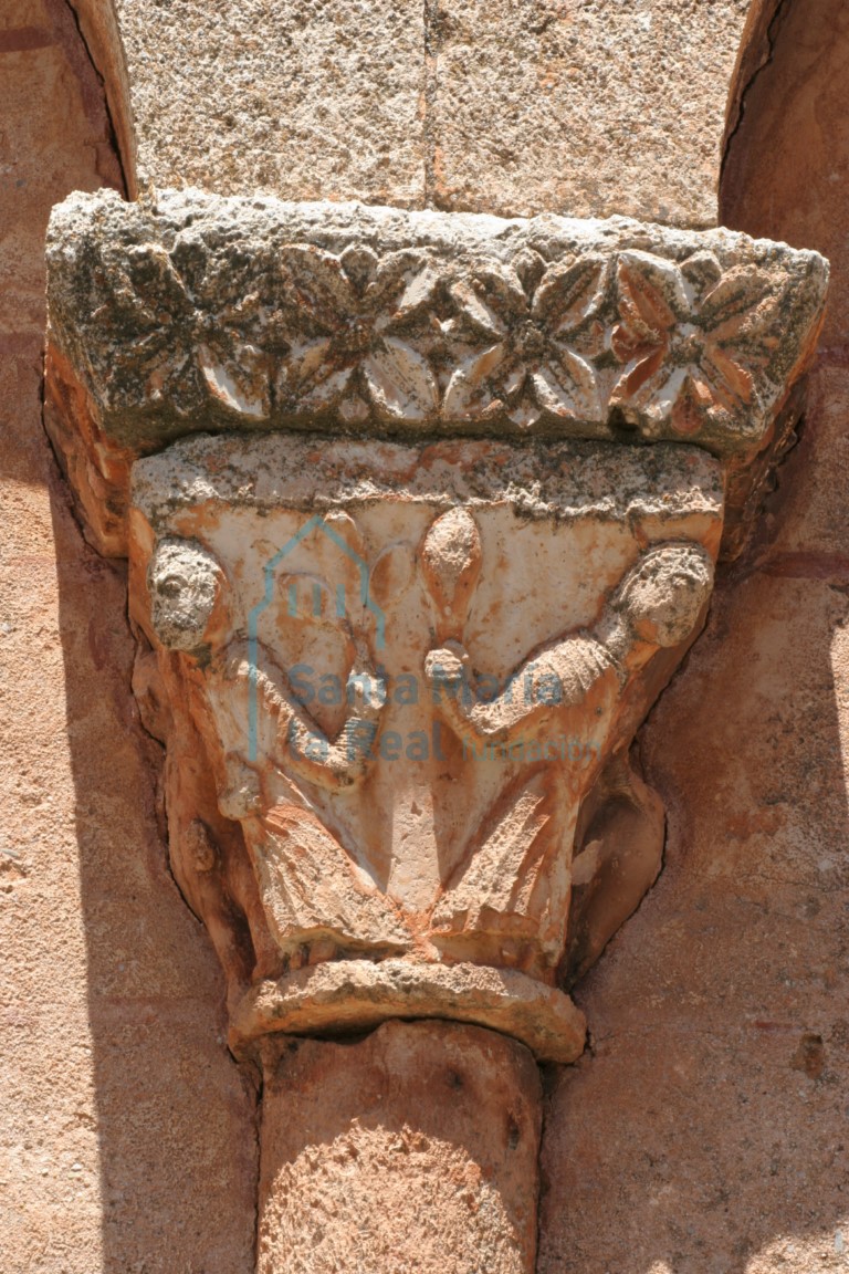 Capitel de la arquería desde el exterior