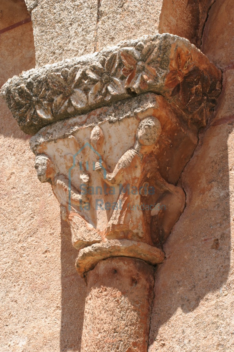 Capitel de la arquería desde el exterior