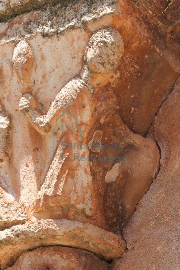 Detalle del capitel  de la arquería desde el exterior