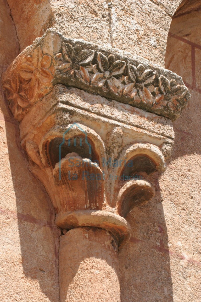 Capitel vegetal de la arquería desde el exterior