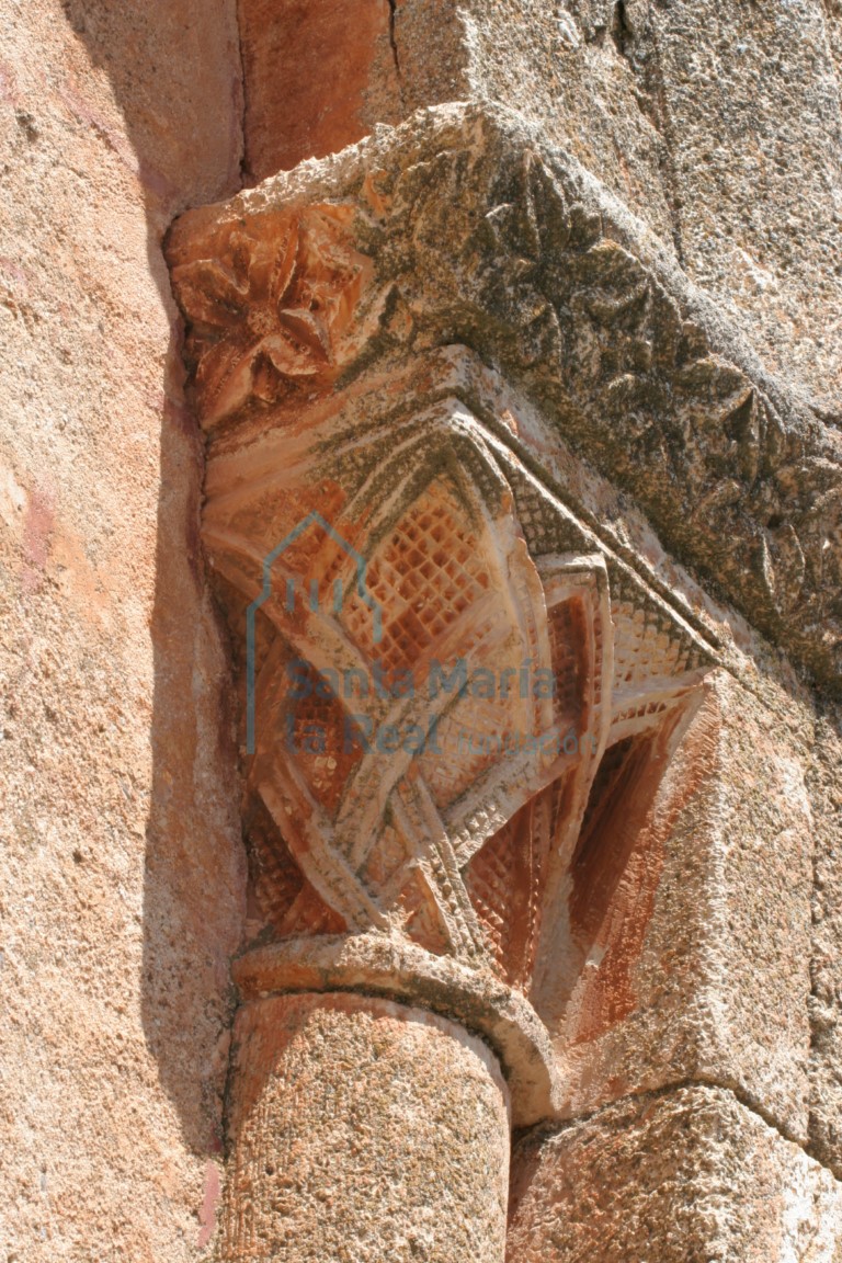 Capitel de la arquería desde el exterior
