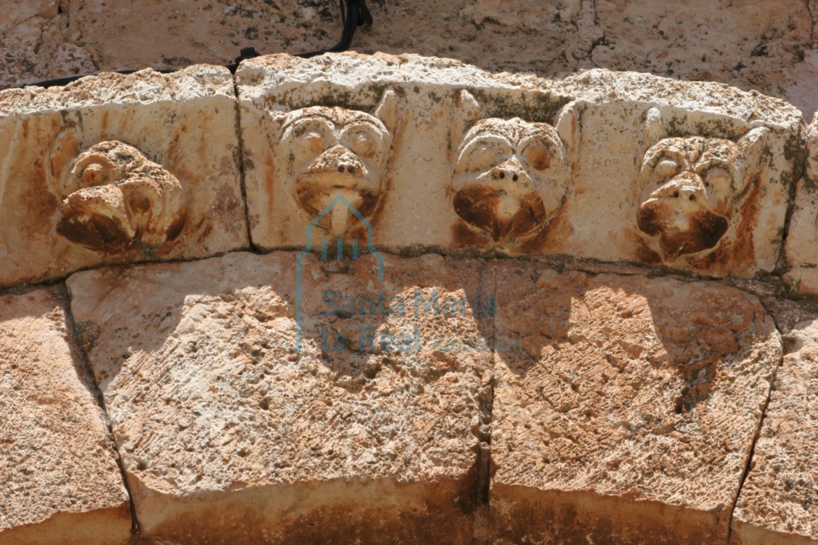Detalle de la chambrana de la portada de la galería