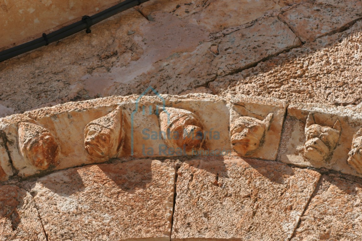 Detalle de la chambrana de la portada de la galería
