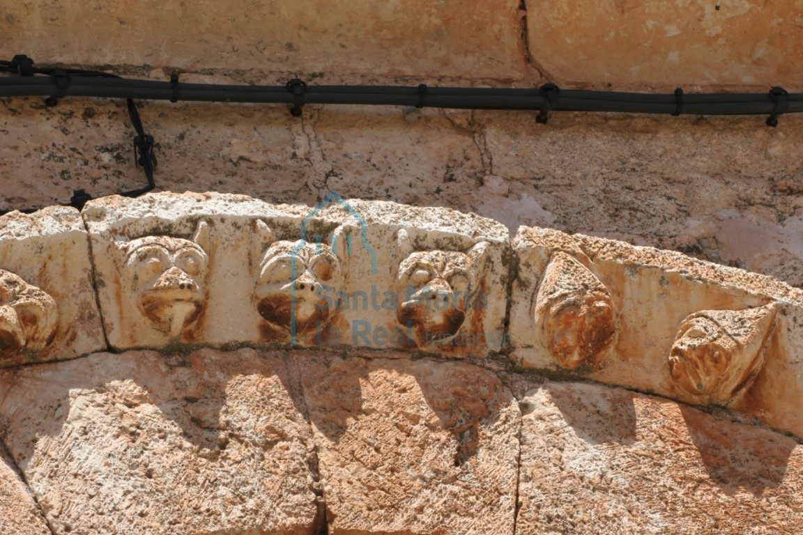 Detalle de la chambrana de la portada de la galería