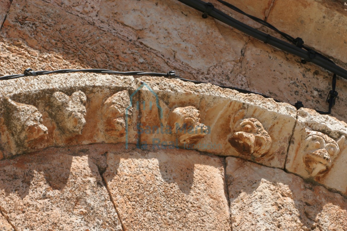 Detalle de la chambrana de la portada de la galería