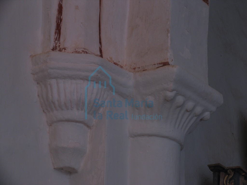 Capitel derecho del arco triunfal y capitel entrega que apea los arcos de la bóveda de la cabecera
