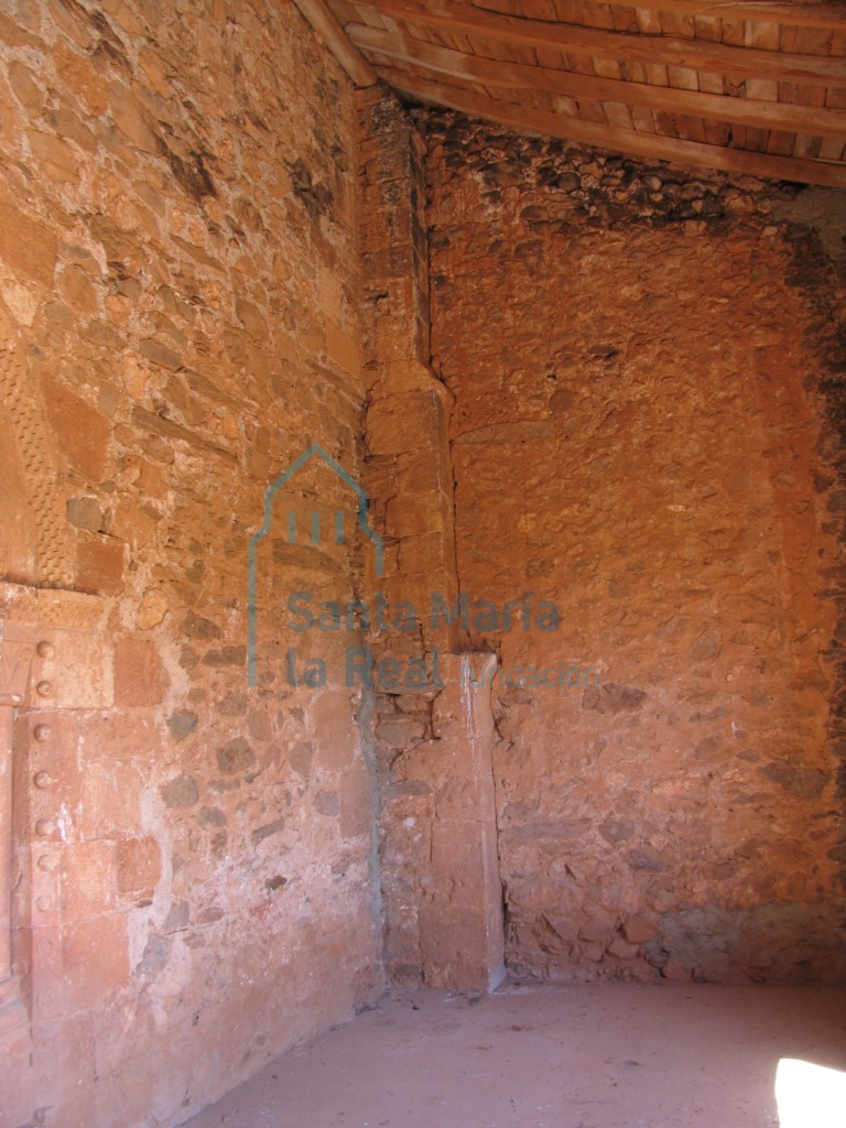 Contrafuerte en el interior del pórtico meridional