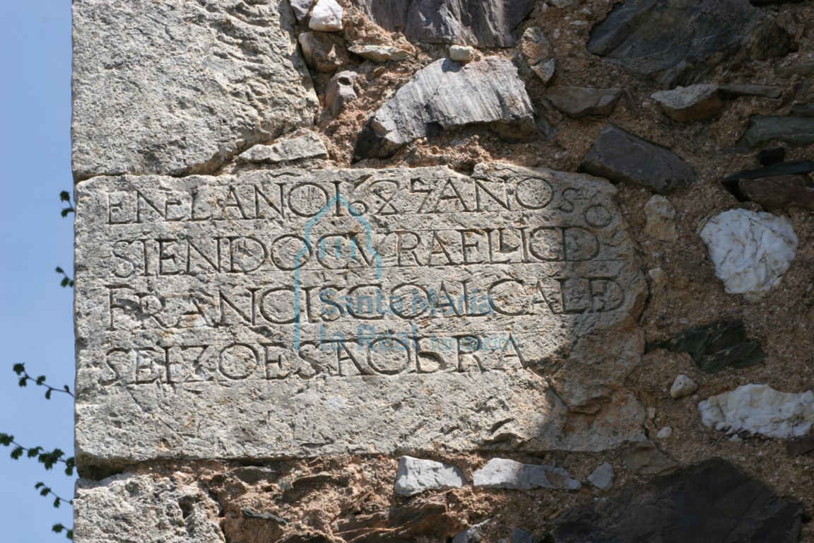 Inscripción aludiendo a la reedificación del templo
