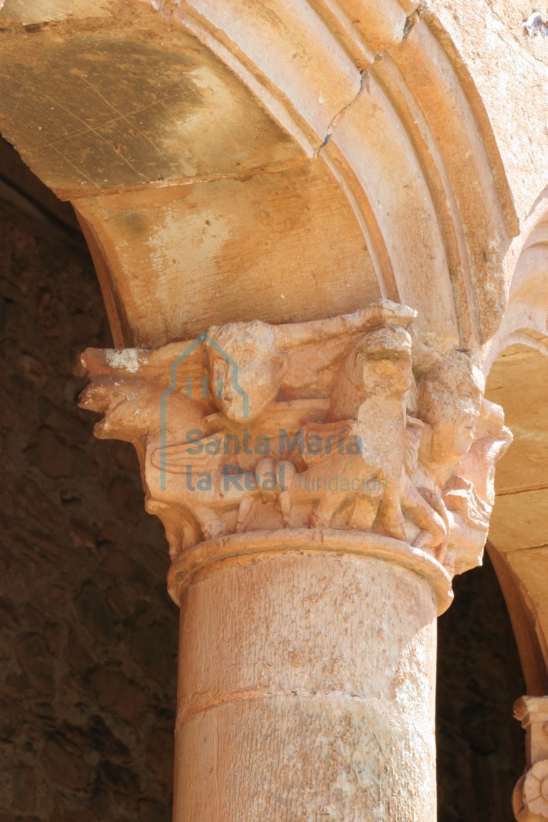 Capitel figurado en la arquería del pórtico meridional