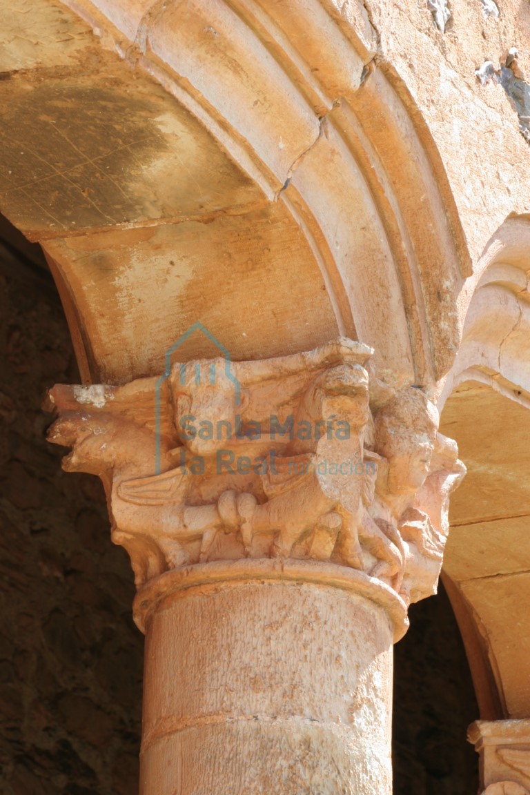 Capitel figurado en la arquería del pórtico meridional