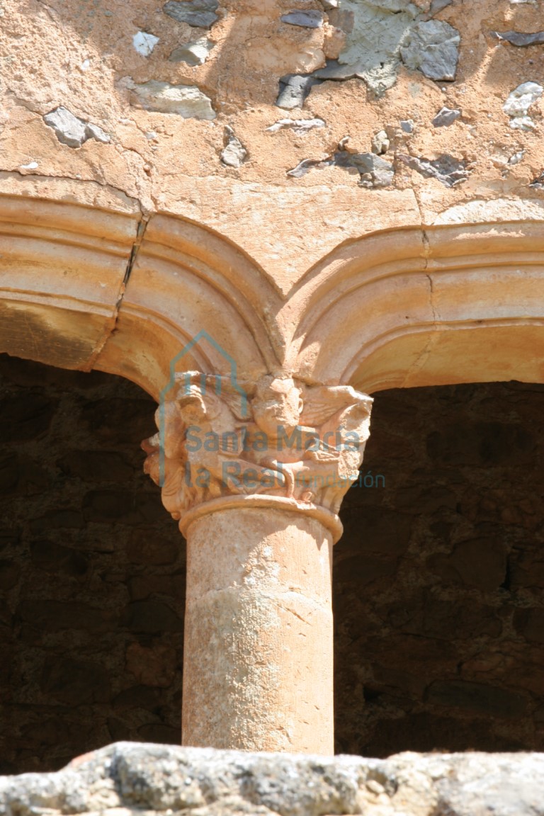 Capitel figurado en la arquería del pórtico meridional