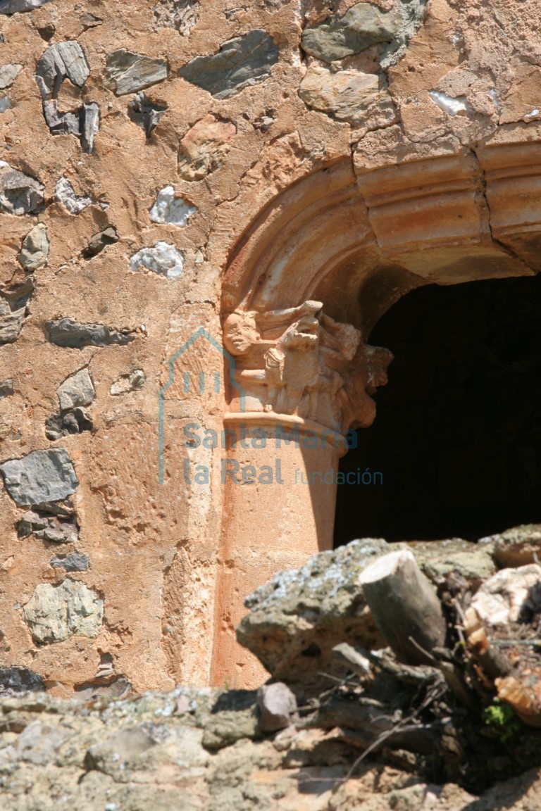 Capitel figurado en la arquería del pórtico meridional