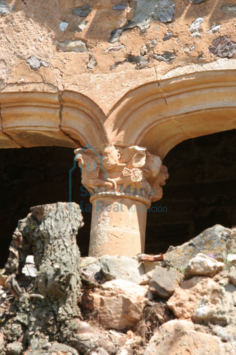 Capitel figurado en la arquería del pórtico meridional