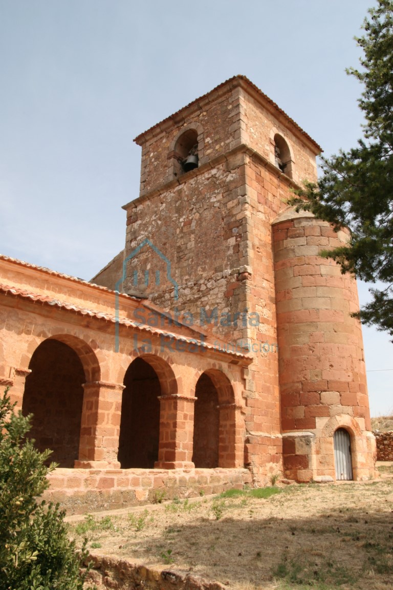 Vista del pórtico y la torre