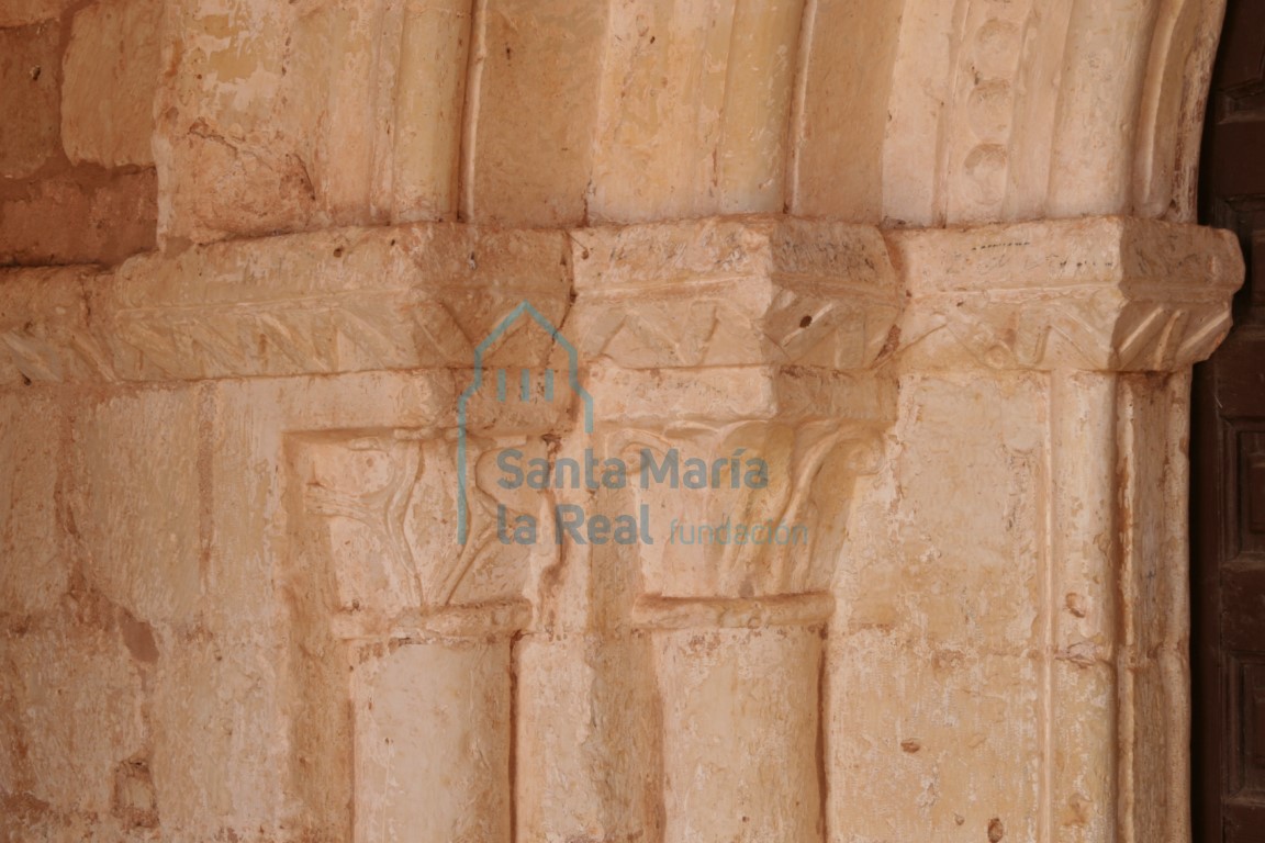 Capiteles de la portada