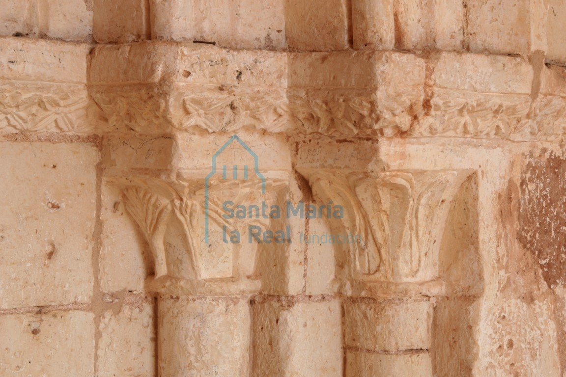 Capiteles de la portada