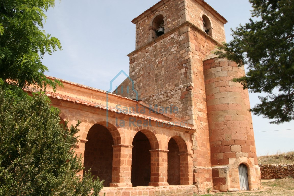 Pórtico y torre