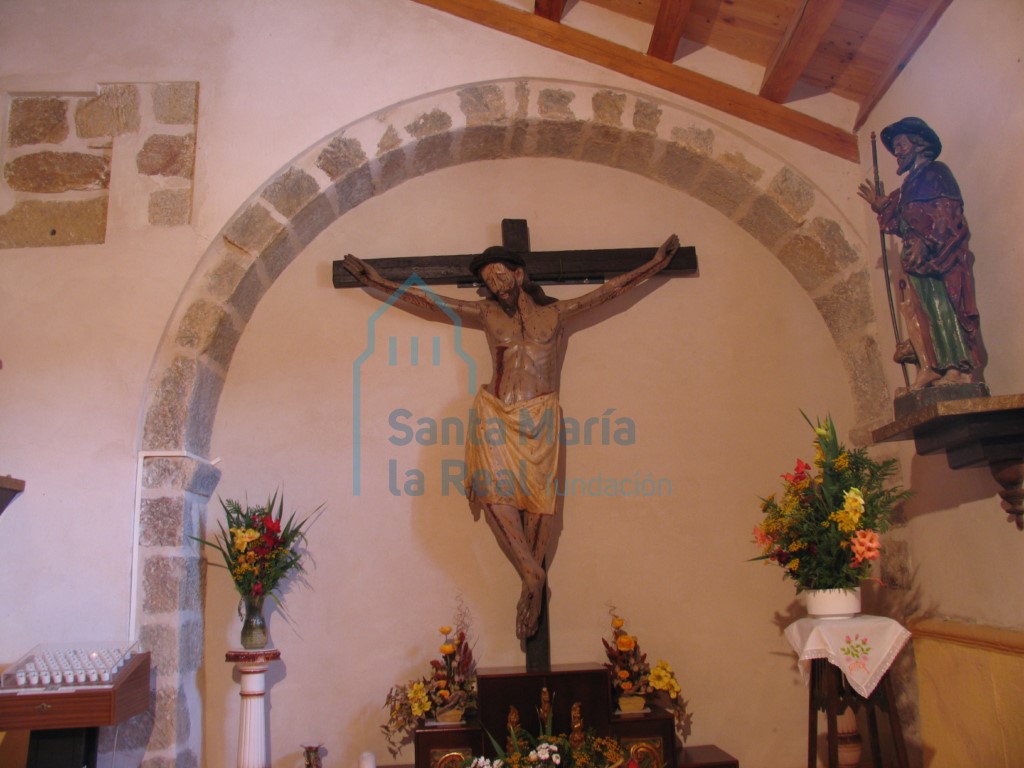 Talla de un Cristo Crucificado en el interior de una hornacina