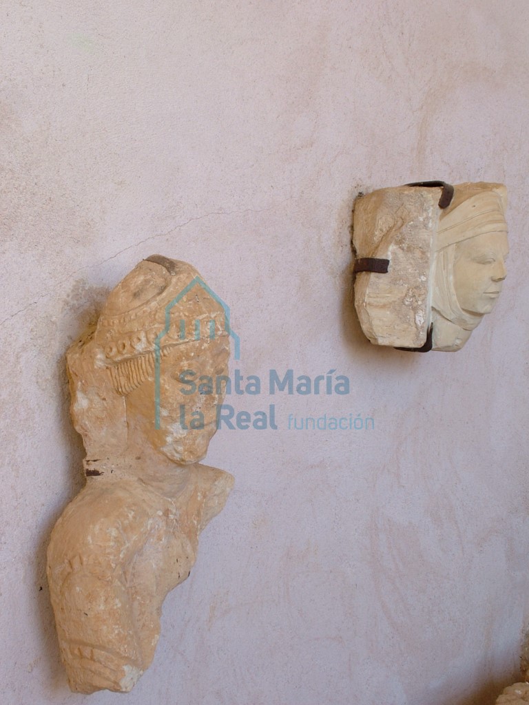 Restos escúltoricos de dos bustos de diferentes periodos. El primero representa a un personaje que conserva parte del torso y la otra pieza pertenece a un rostro femenino de época posterior