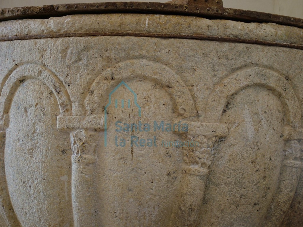 Detalle de la pila bautismal Detalle de la pila bautismal