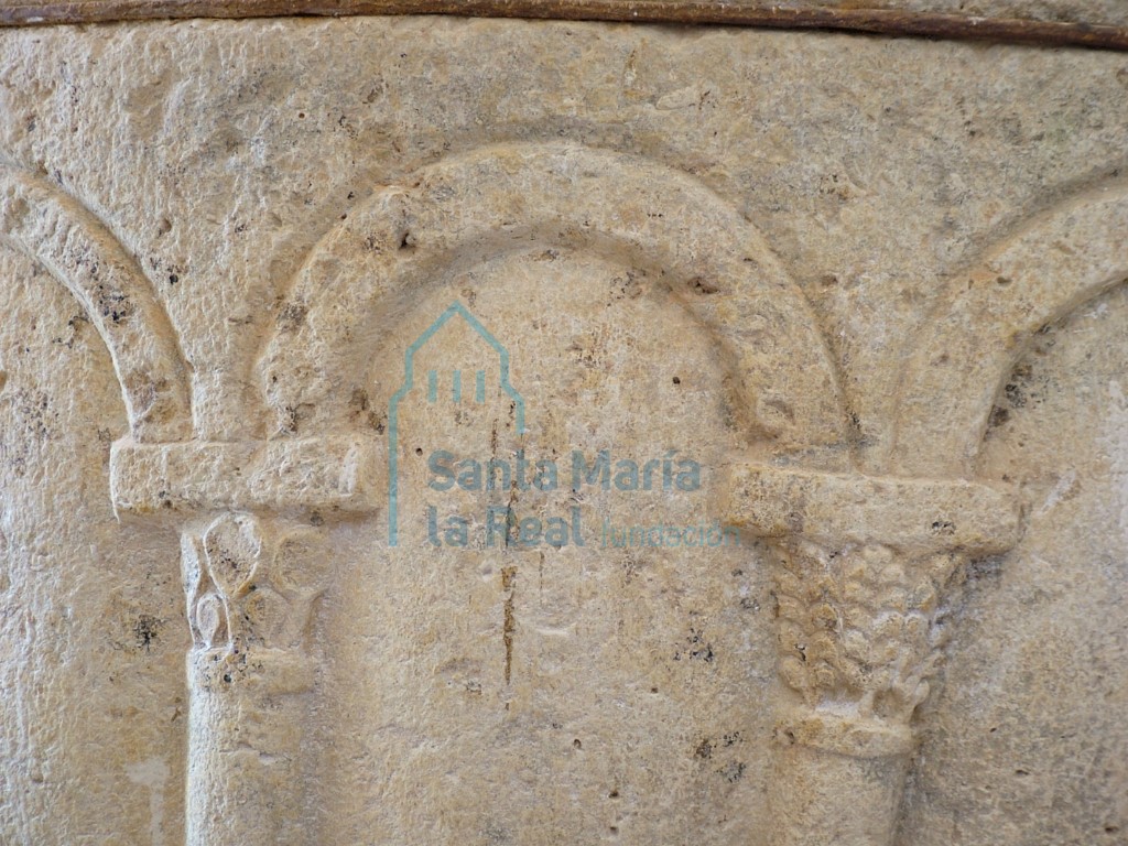 Detalle de la pila bautismal