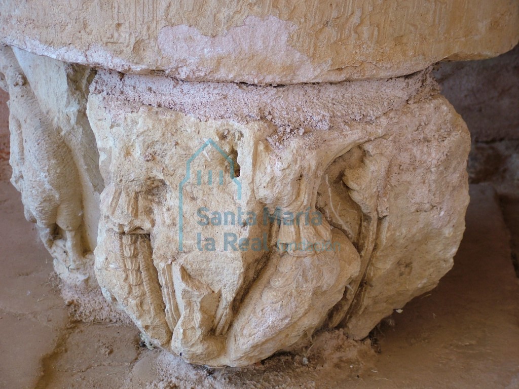 Capiteles reutilizados como basa de una pila bautismal