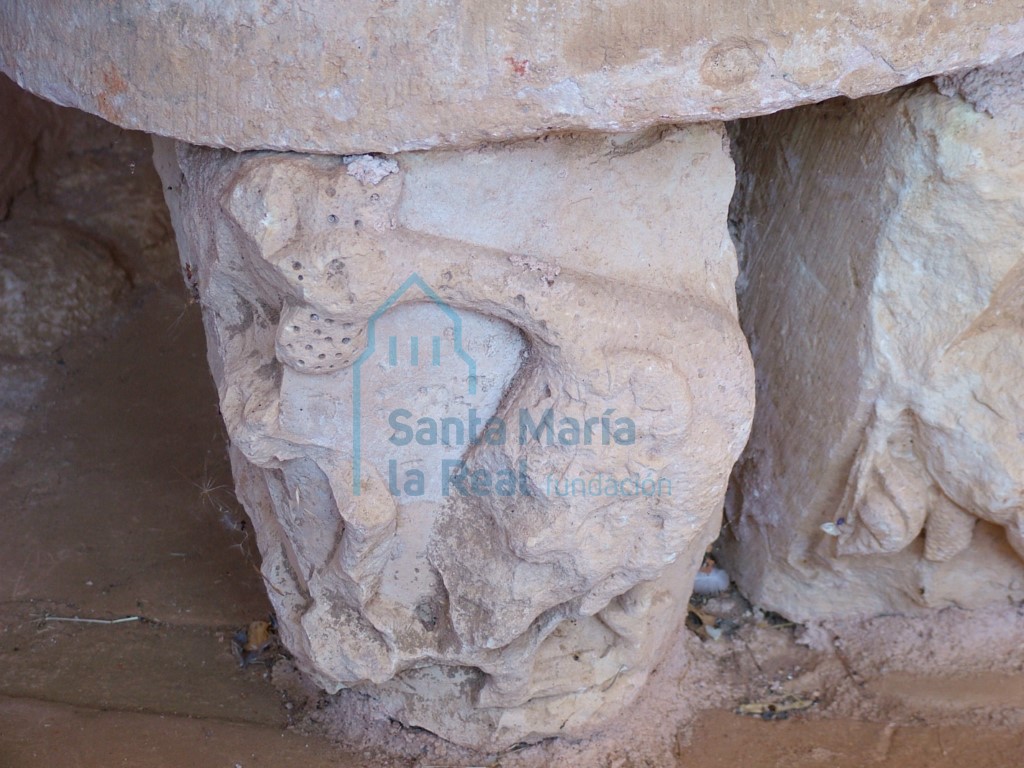 Capiteles reutilizados como basa de una pila bautismal