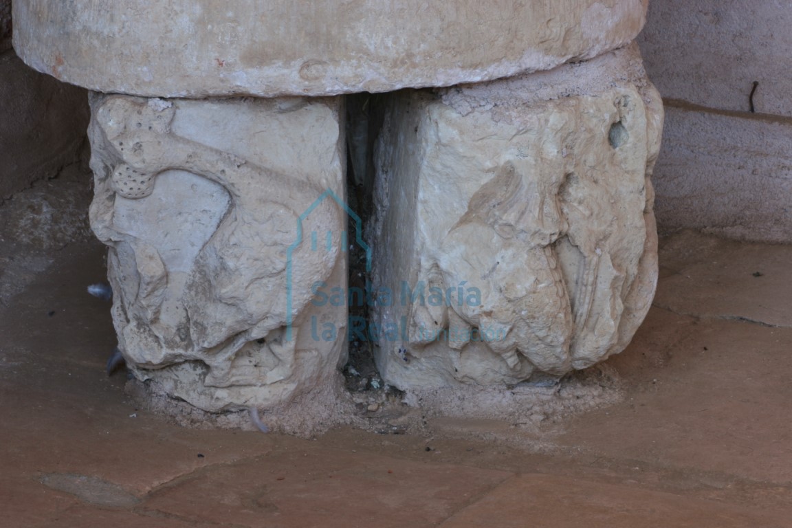 Capiteles reutilizados como basa de una pila bautismal