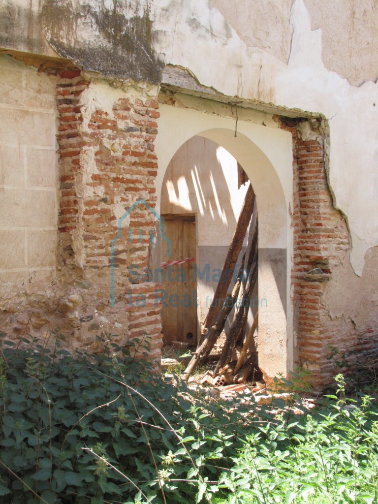 La portada sur desde el interior