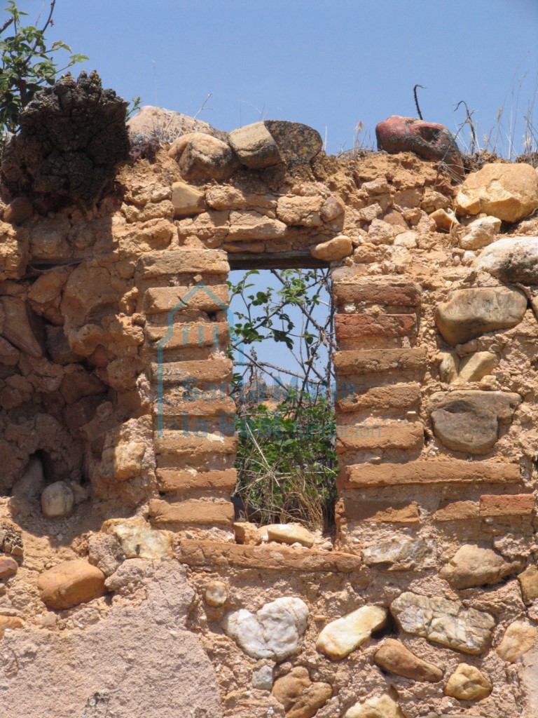Vista de un vano en el muro sur