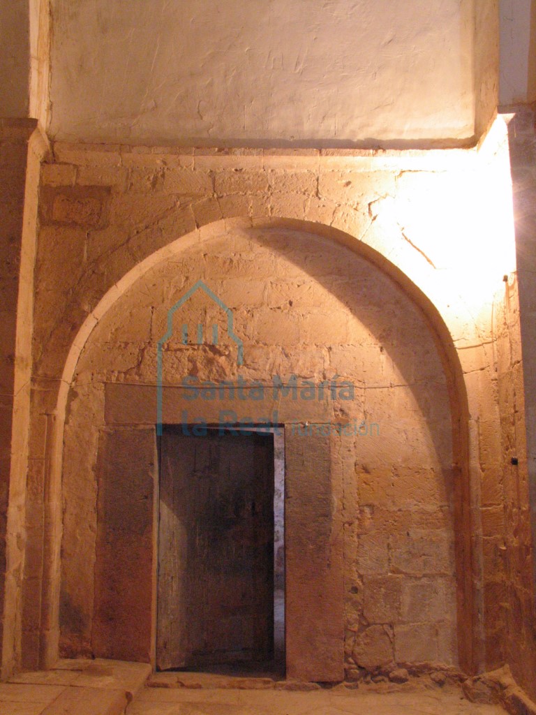 Arco meridional del presbiterio  con puerta adintelada en su interior