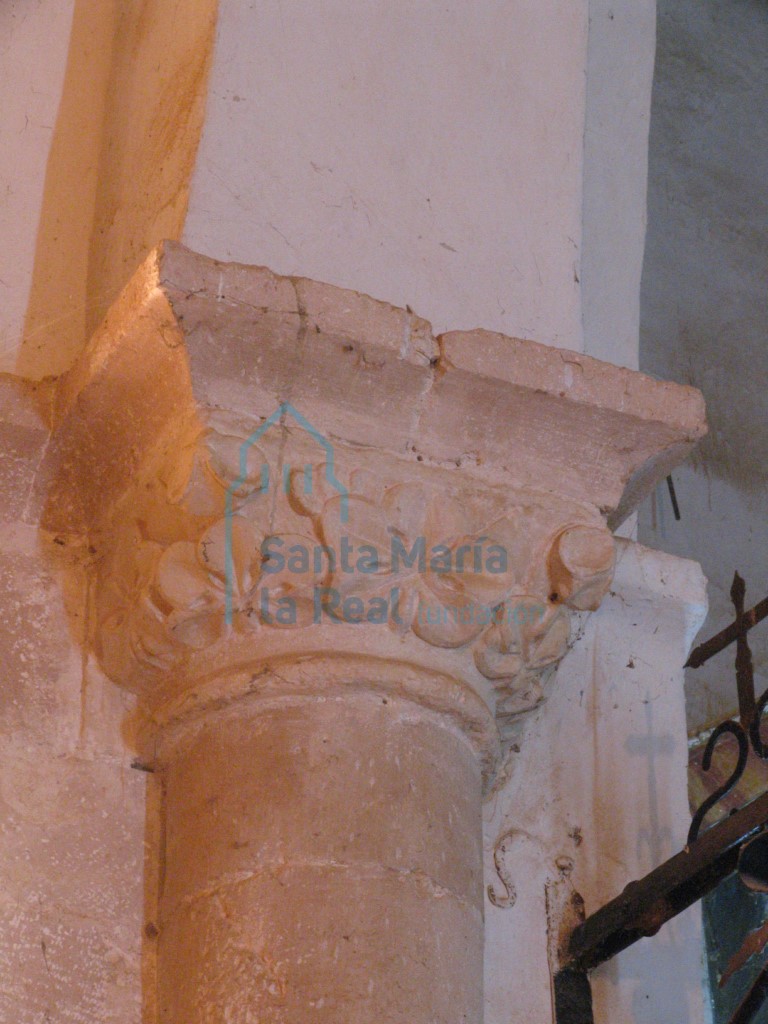 Capitel del arco triunfal con decoración vegetal y cimacios de nacela Capitel del arco triunfal con decoración vegetal y cimacios de nacela