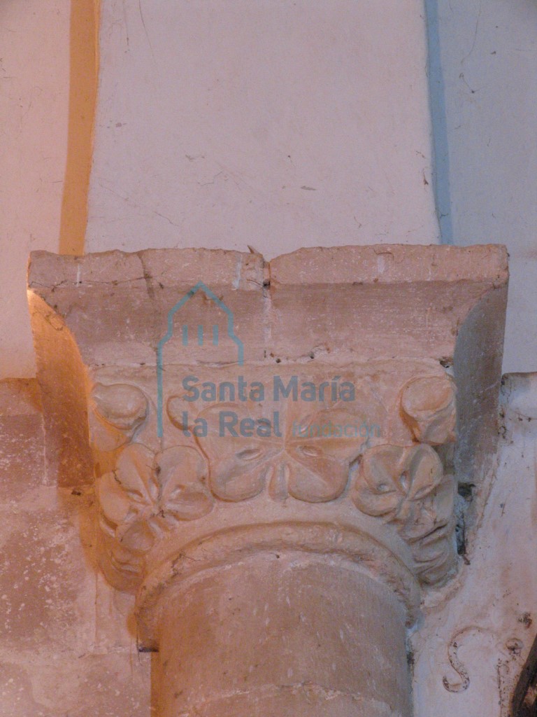 Capitel del arco triunfal con decoración vegetal y cimacios de nacela