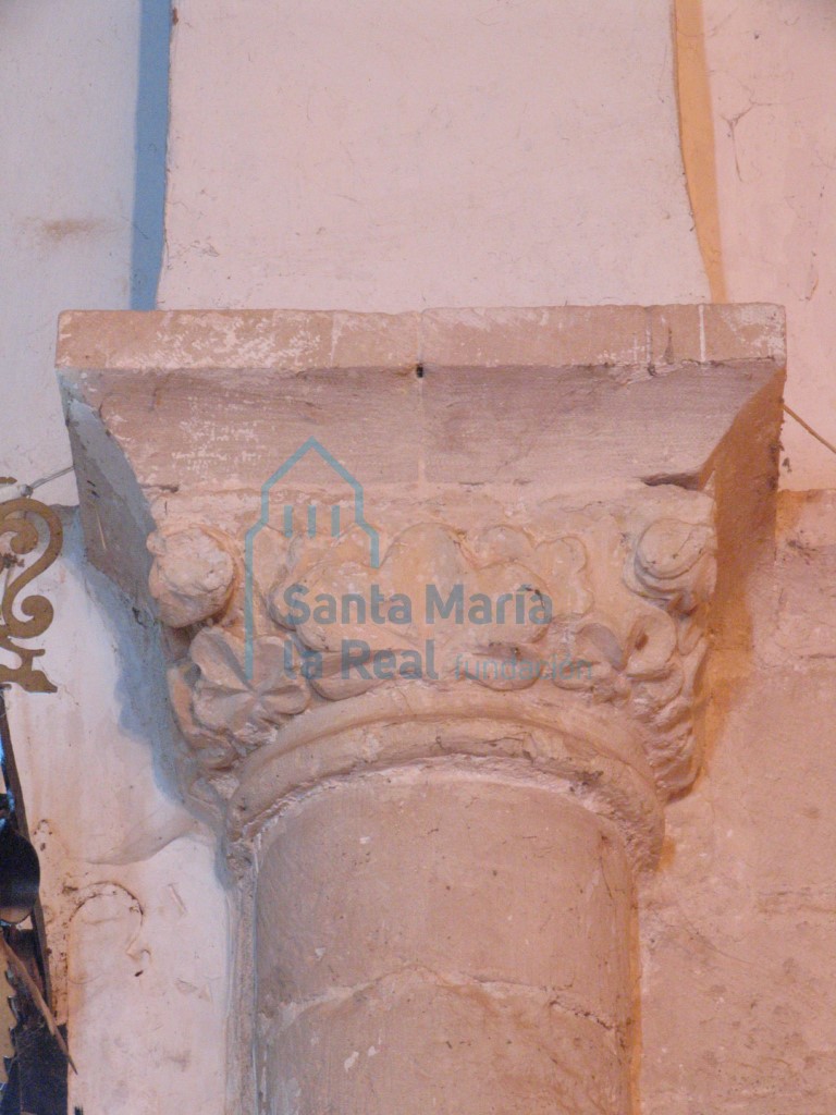Capitel del arco triunfal con decoración vegetal y cimacios de nacela