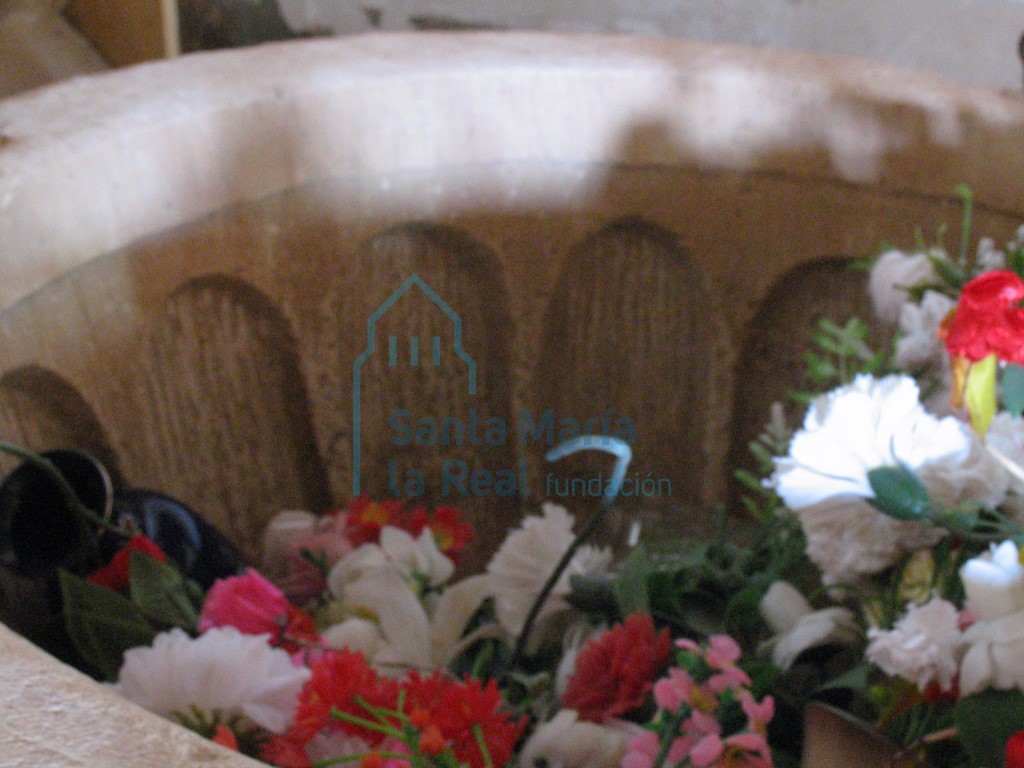 Detalle del interior de la pila bautismal
