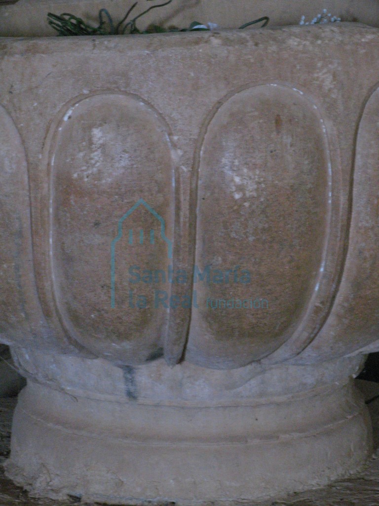 Detalle de la pila bautismal gallonada