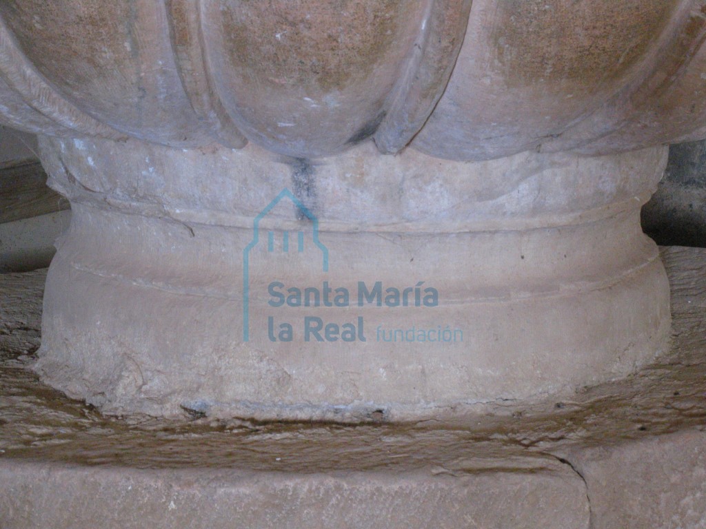 Detalle del pie de la pila bautismal