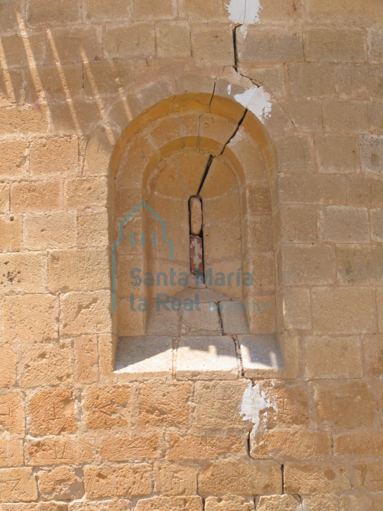 Aspillera cegada en el ábside