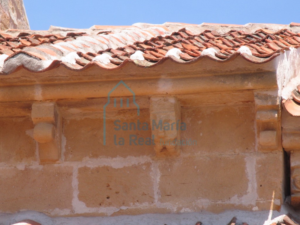 Canecillos en la cornisa de la cabecera