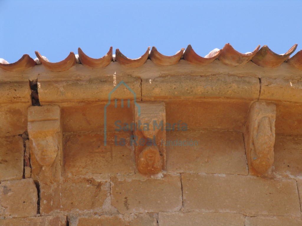 Canecillos de la cornisa de la cabecera