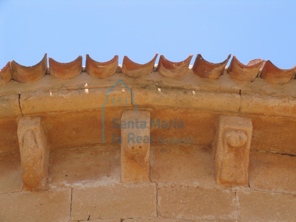 Canecillos en la cornisa del ábside