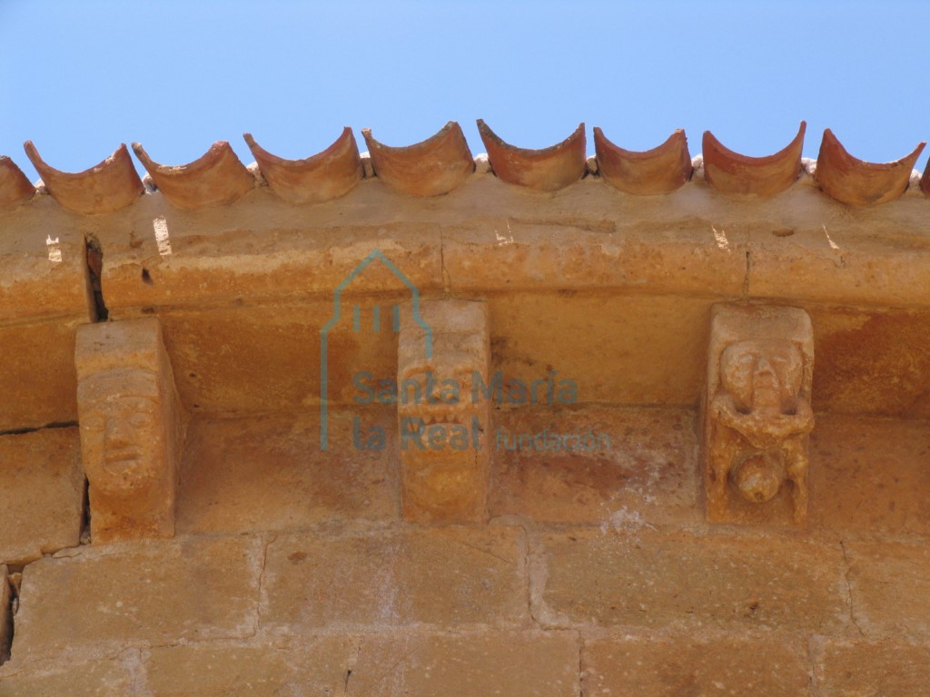 Canecillos en la cornisa del ábside