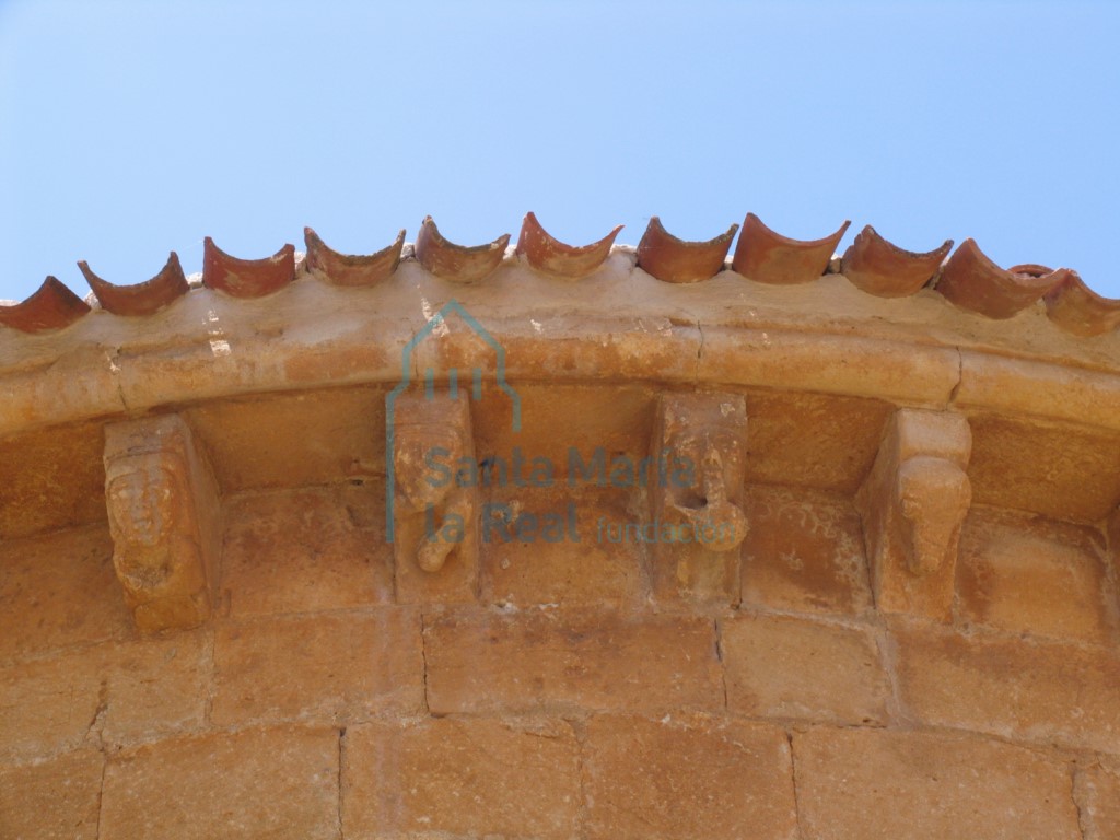 Canecillos en la cornisa del ábside