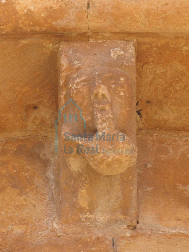 Canecillos en la cornisa del ábside