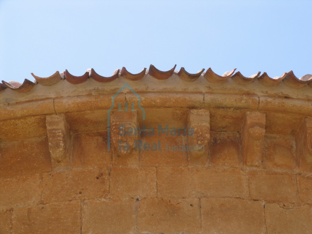 Canecillos en la cornisa del ábside